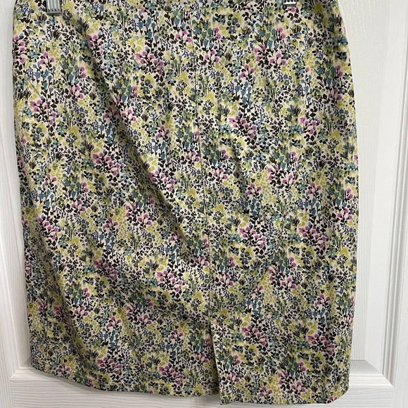 J. jill lived in chino floral Skirt size 8 gorgeous flowers spring design - Picture 3 of 5